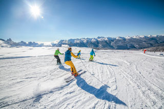 Skifahrer auf Piste Alpe Lusia