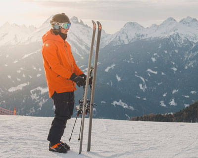 Skifahrer mit Ski in der Hand